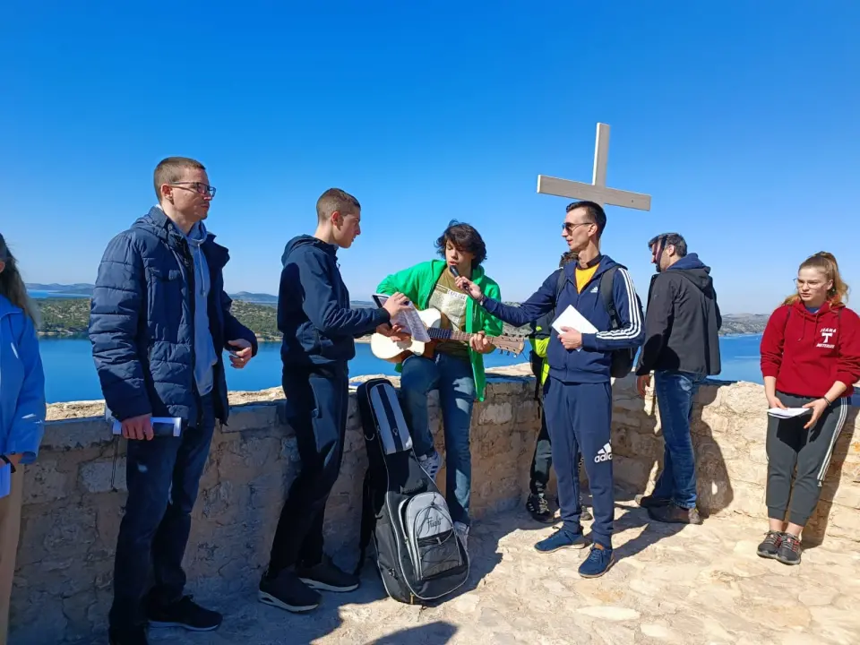 Križni put mladih Šibenske biskupije od katedrale do Okita