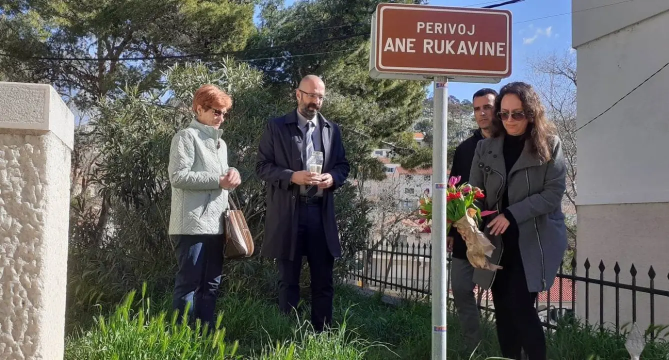 Ana Rukavina danas bi imala 46 godina: U šibenskom perivoju njezina imena položeno cvijeće 