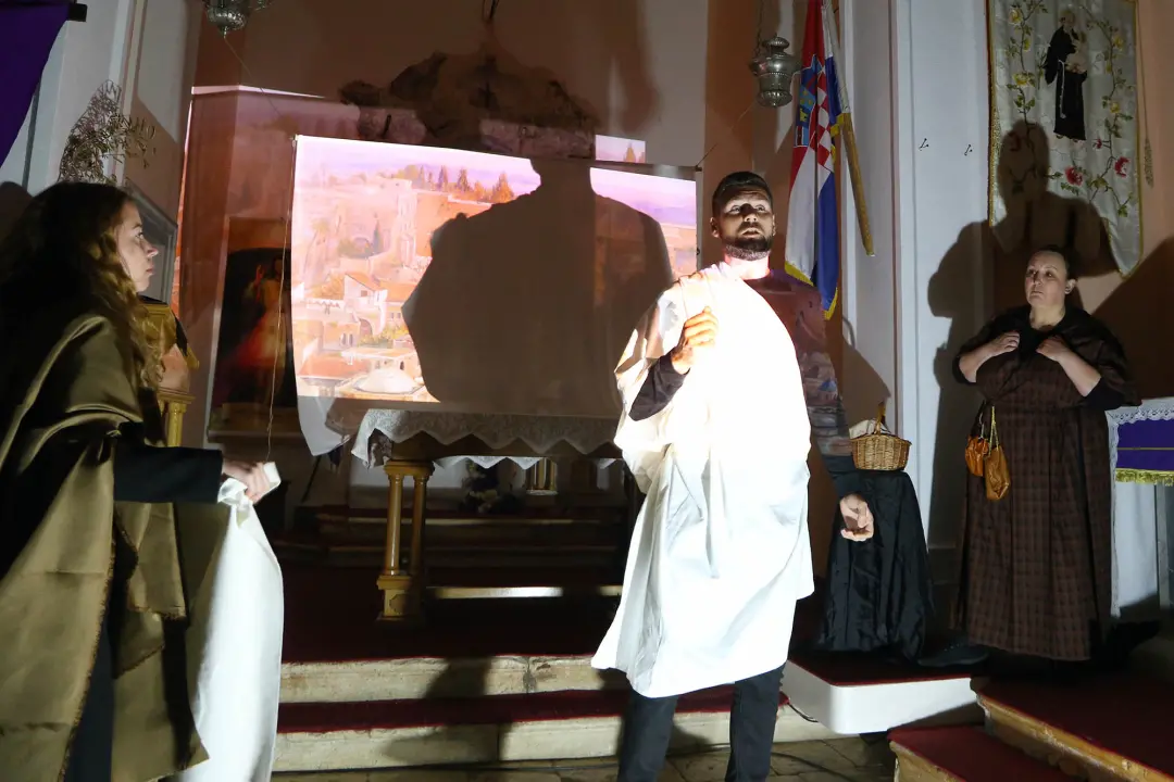 Vjernici župe Tribunj izveli 'Prikazanje muke'