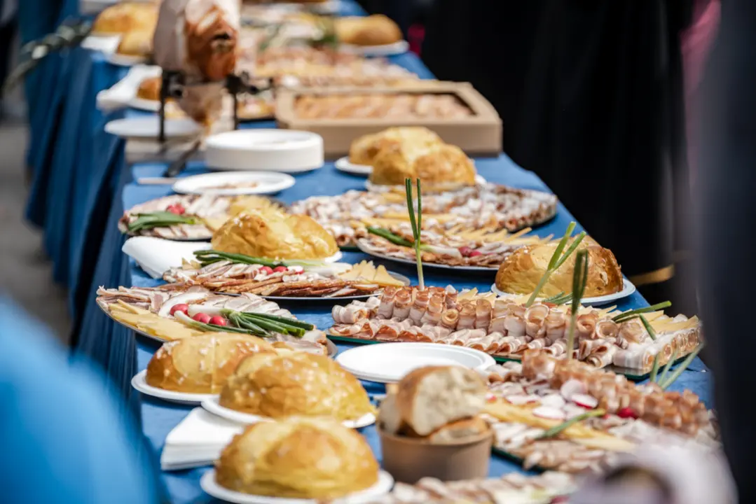 Tradicionalni šibenski Uskrsni doručak uz mega fritaju, domaća jela i slastice 