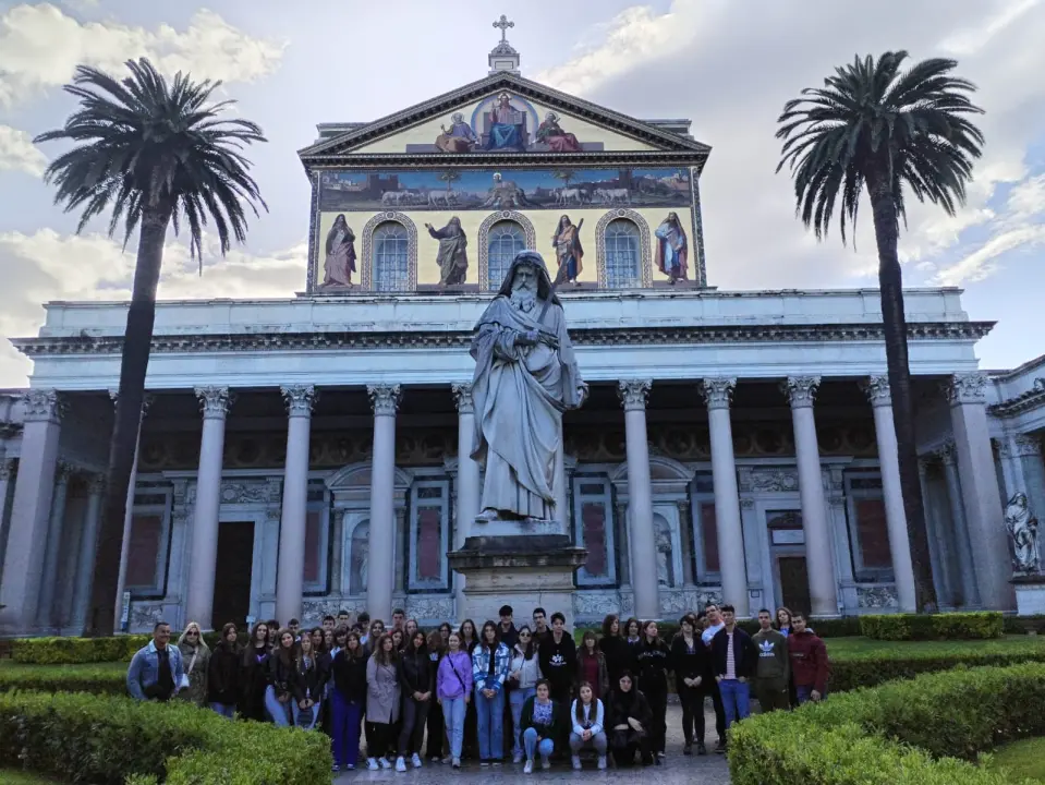 Šibenski gimnazijalci na izletu u Italiji: Obišli Rim, Napulj, Pompeje, Pisu...