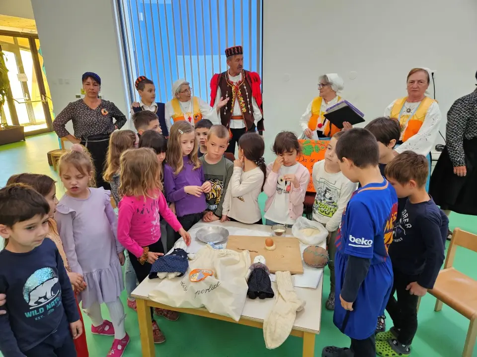 Vodički mališani učili o starim običajima: Igralo se na laštik, ali i ponovila vodiška abeceda