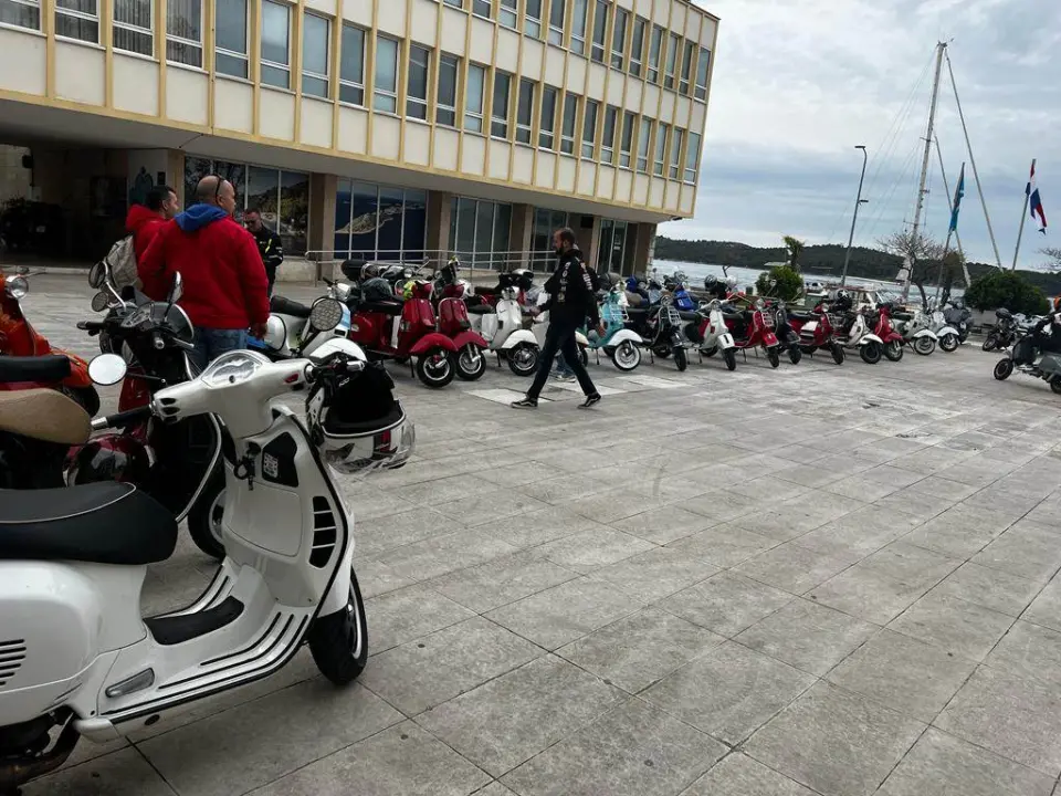 Stotinjak zaljubljenika u Vespe na šibenskoj rivi: Napravit će i đir do Drniša 