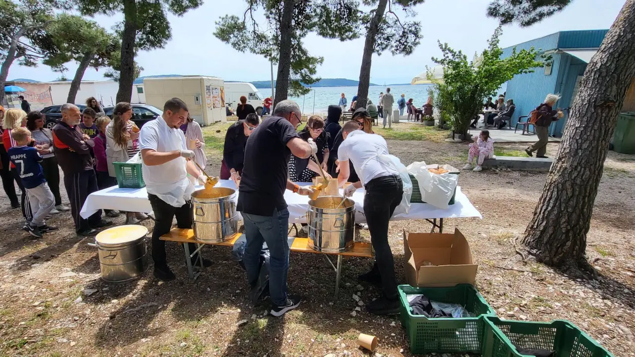 Veselo i na Jadriji: Na Praznik rada tradicionalno druženje uz fažol i grupu Fenix 