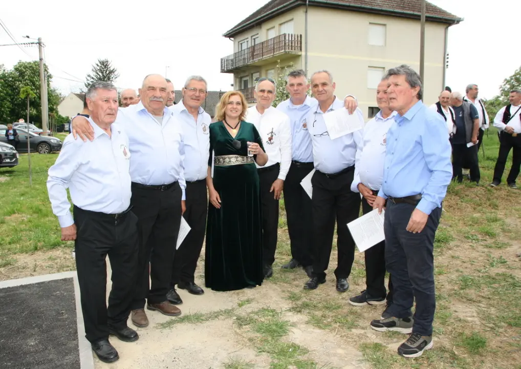 Vukšićki bećari donirali kameni križ, krstionicu i benkovački kamen za novu crkvu u Baranji