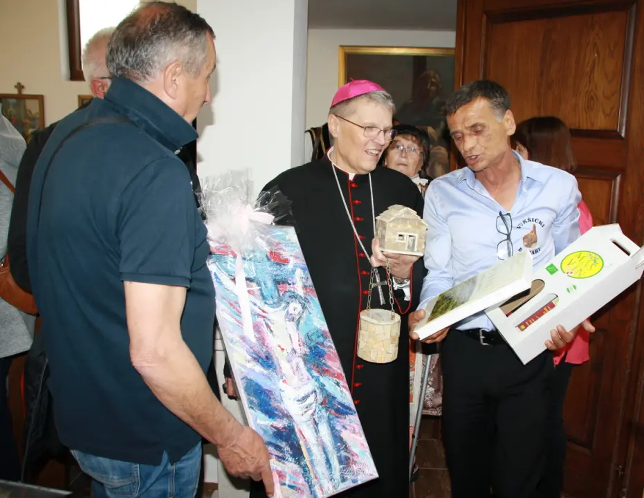 Vukšićki bećari donirali kameni križ, krstionicu i benkovački kamen za novu crkvu u Baranji