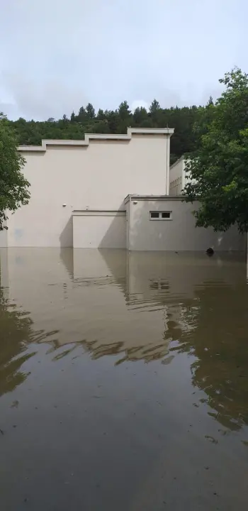 Voda ušla u srednju školu u Obrovcu, do osnovne se ne može ni prići