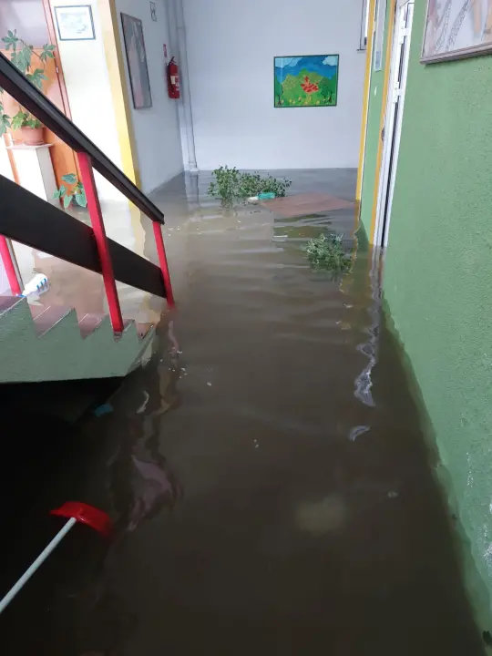 Voda ušla u srednju školu u Obrovcu, do osnovne se ne može ni prići