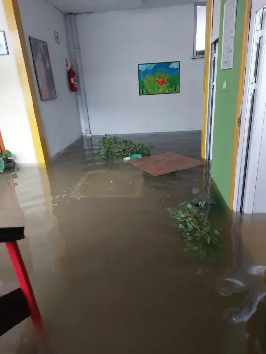 Voda ušla u srednju školu u Obrovcu, do osnovne se ne može ni prići