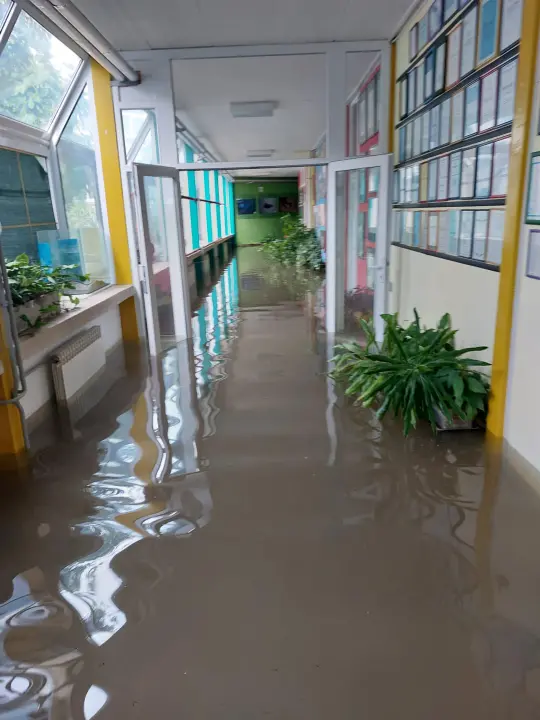 Voda ušla u srednju školu u Obrovcu, do osnovne se ne može ni prići