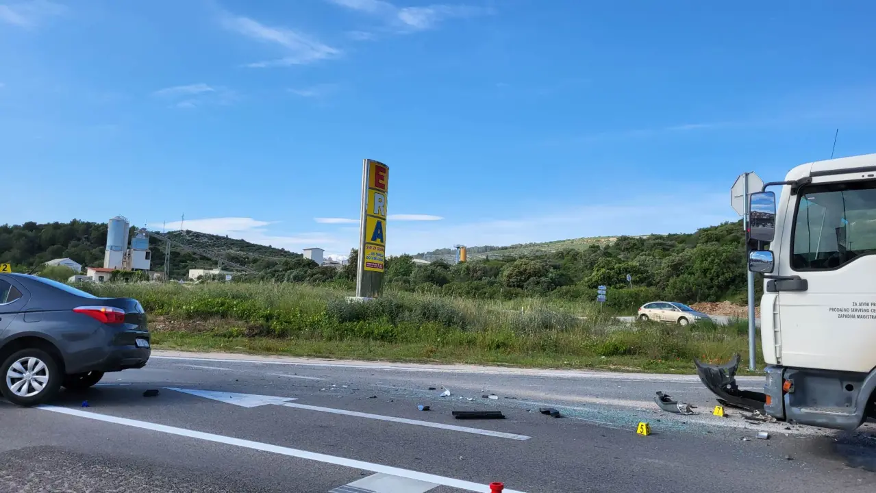 Sudar automobila i kamiona kod Supernove, jedna osoba prevezena u bolnicu