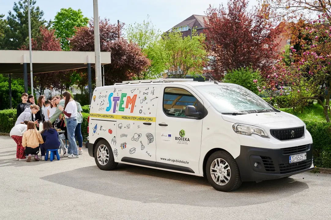 STEM kombi u ponedjeljak stiže ispred skala kod katedrale
