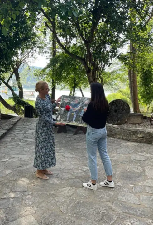 Krka spaja generacije: U NP 'Krka' ispunili želju posjetiteljici i poklonili joj staru bakinu fotografiju 