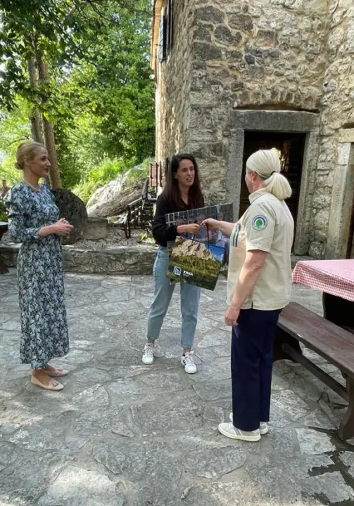 Krka spaja generacije: U NP 'Krka' ispunili želju posjetiteljici i poklonili joj staru bakinu fotografiju 