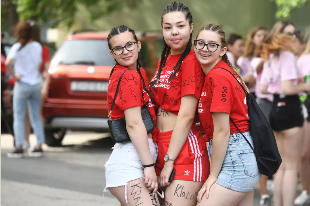 Danas je njihov dan: Maturanti se od jutra okupljaju ispred svojih škola