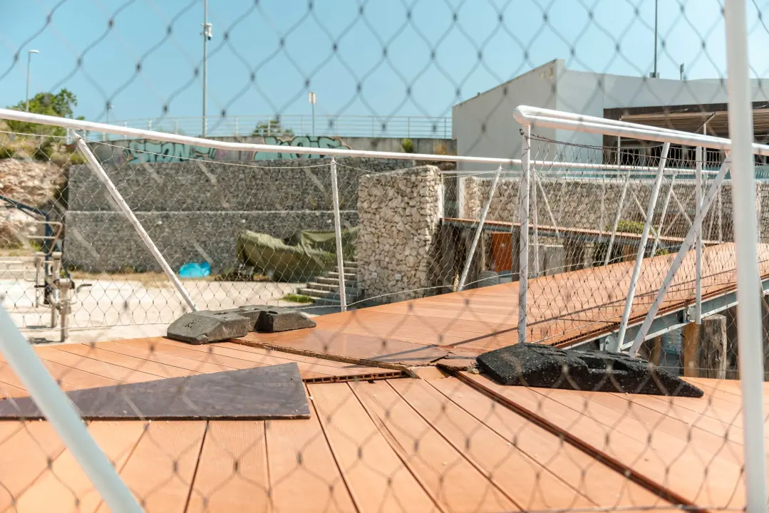 Polomljene daske i puknuta žica: Plaža Banj nije spremna za sezonu, iz Grada obećavaju da će za pet-šest dana sve ušminkati 