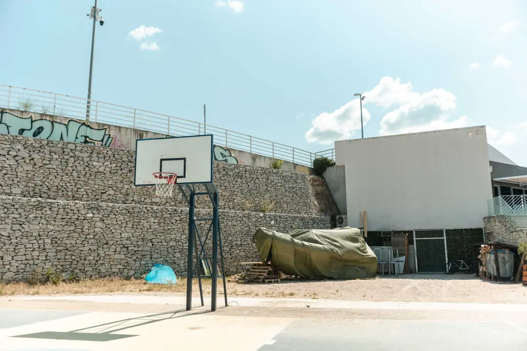 Polomljene daske i puknuta žica: Plaža Banj nije spremna za sezonu, iz Grada obećavaju da će za pet-šest dana sve ušminkati 