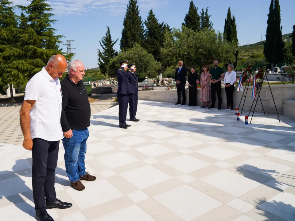 Na Kvanju položeni vijenci i zapaljene svijeće u povodu Dana Državnosti