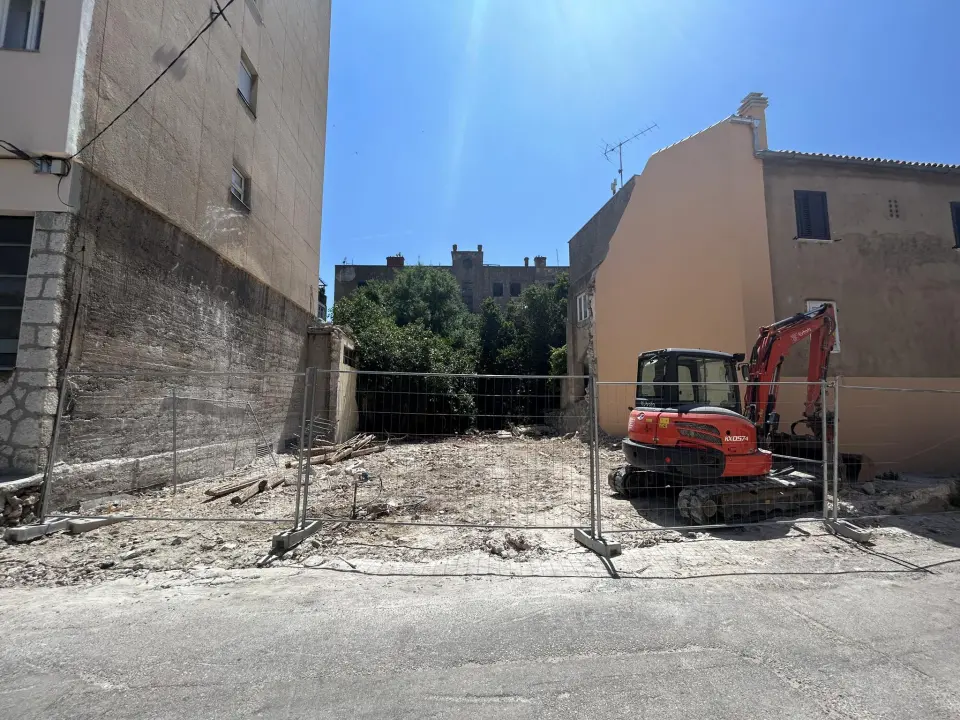 Počelo čišćenje gradilišta Rade i Dane Škugor, no i dalje nema zakonom propisane oznake
