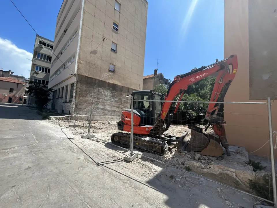 Počelo čišćenje gradilišta Rade i Dane Škugor, no i dalje nema zakonom propisane oznake