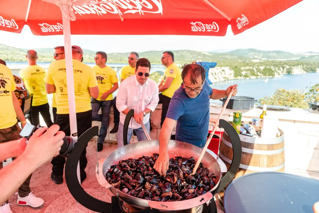 Motoristi na Šibenskom mostu: Voze od Pule do Dubrovnika i prikupljaju sredstva za bolesnu djecu
