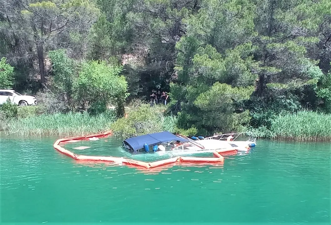 U tijeku pripreme za tegljenje glisera kojeg je u NP Krka nasukao pijani Nijemac