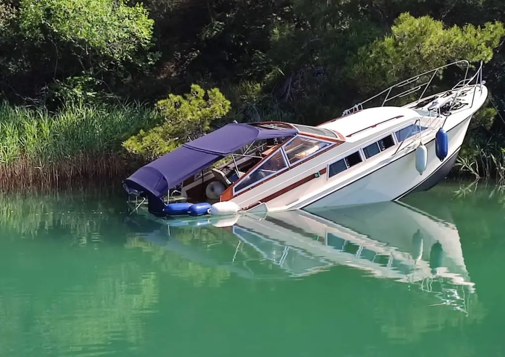 U tijeku pripreme za tegljenje glisera kojeg je u NP Krka nasukao pijani Nijemac