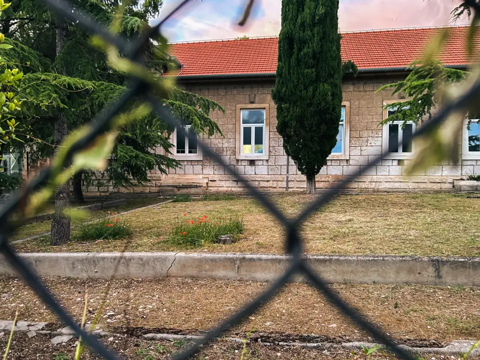 Dobri vrtlar Marko opet ‘spašava’ makove oko šibenske bolnice