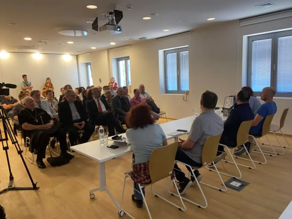 U Posjetiteljskom centru održana prva promocija: Predstavljena knjiga 'Crkva, pustinja, bunker - špilja sv. Ante u kanalu pred Šibenikom' 