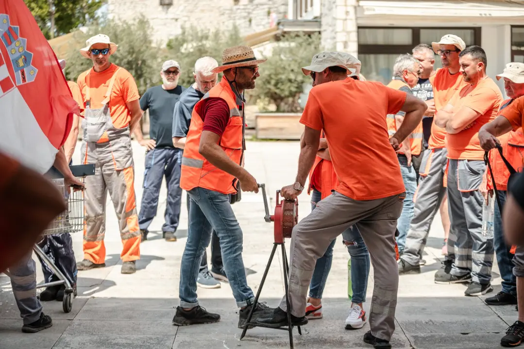Štrajk radnika Cesta Šibenik preselio se županu pod prozor, on tvrdi: 'Iza svega stoji HDZ!'