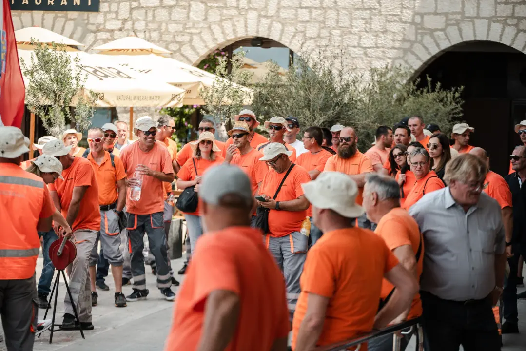 Štrajk radnika Cesta Šibenik preselio se županu pod prozor, on tvrdi: 'Iza svega stoji HDZ!'