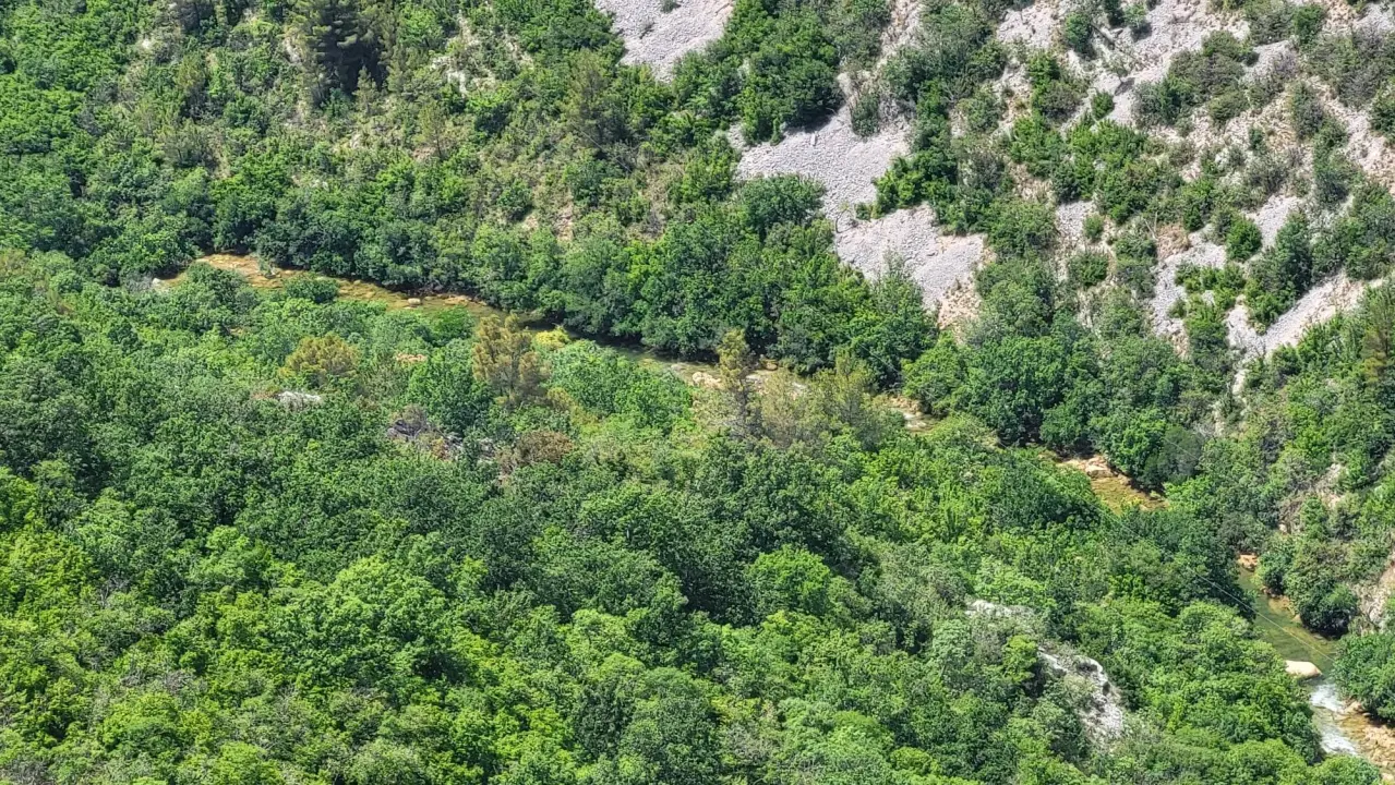 Helikopter koji se srušio u kanjon Čikole zapeo za zipline: Traje potraga za trećim putnikom, uskoro istraga