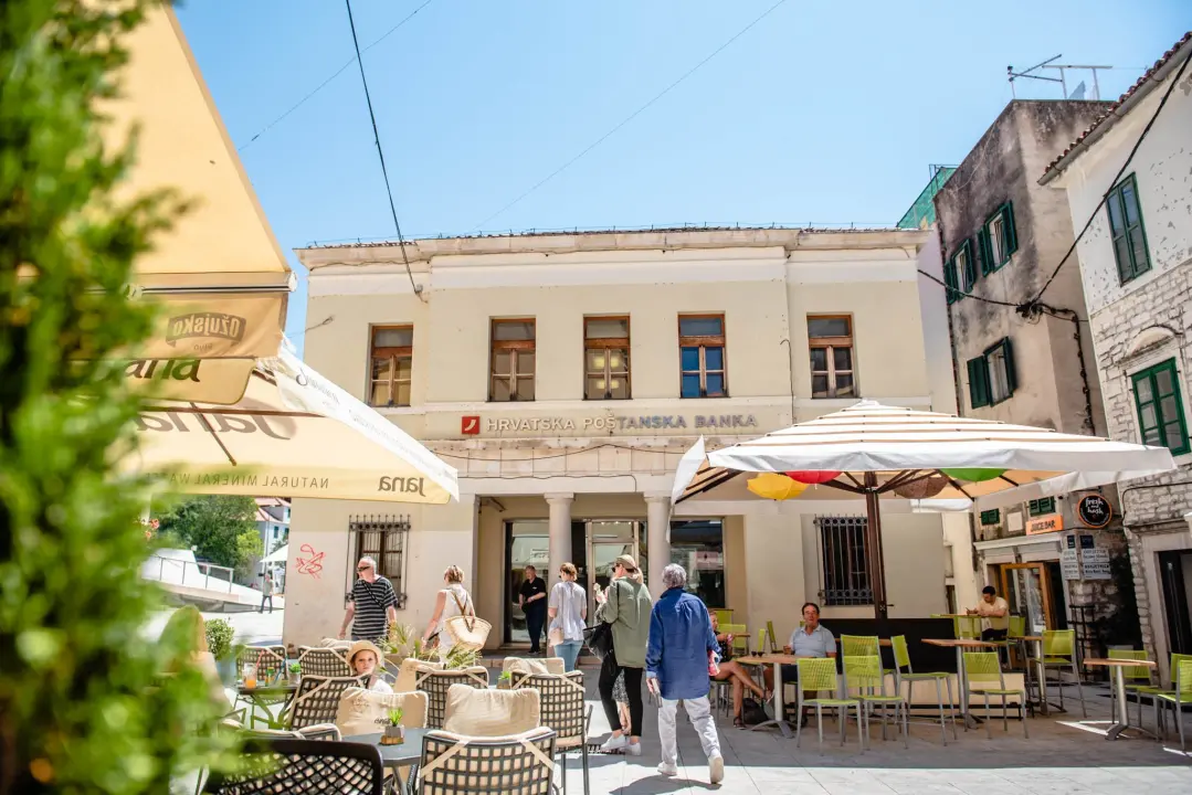 Uklonjena skela: Kako vam se sviđa nova boja bivše Jadranske banke na početku Kalelarge?