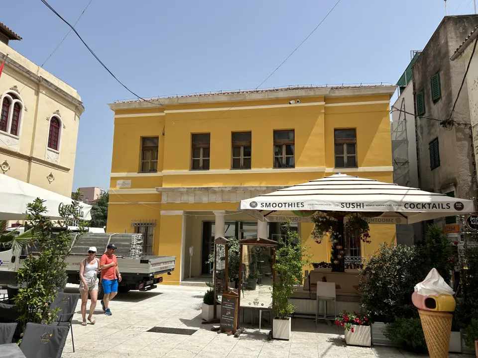 Uklonjena skela: Kako vam se sviđa nova boja bivše Jadranske banke na početku Kalelarge?