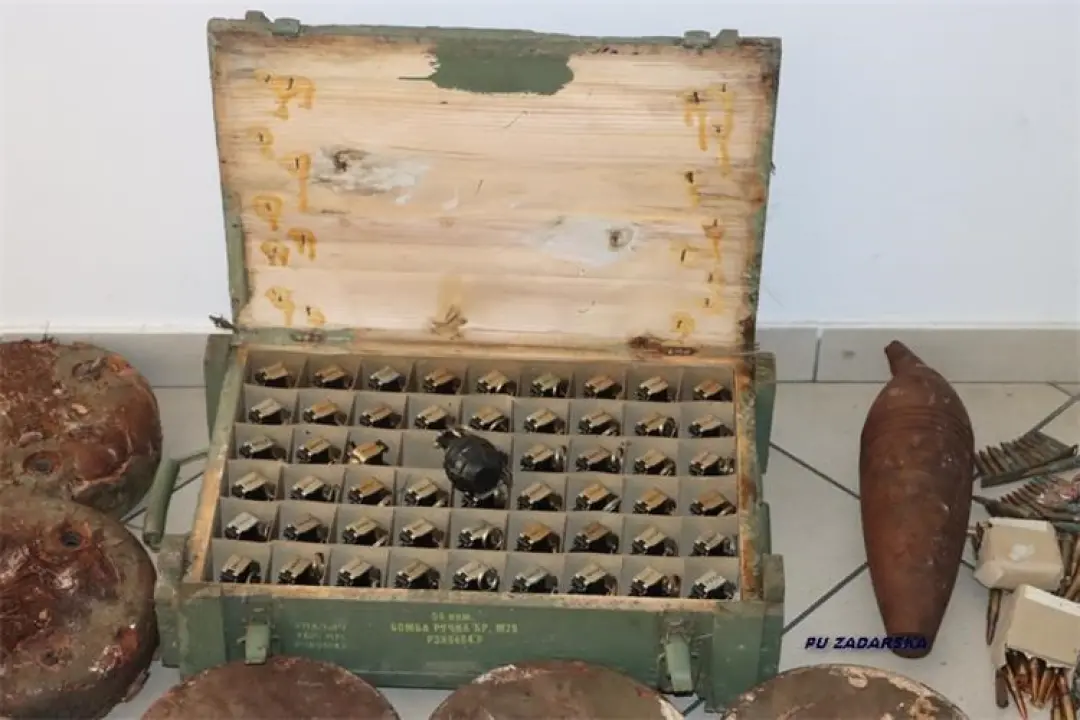 Zapljena oružja u Biogradu: Muškarcu (67) policija oduzela pravi arsenal