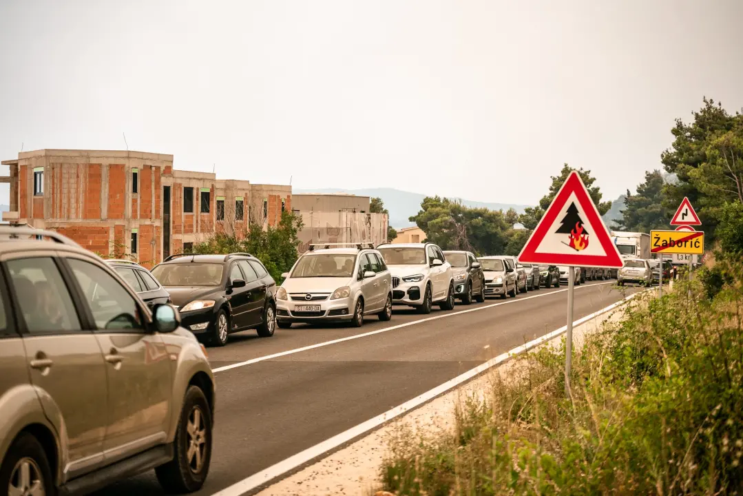 FOTOGALERIJA: Vatrogasci i stanovnici bore se s požarom u Grebaštici