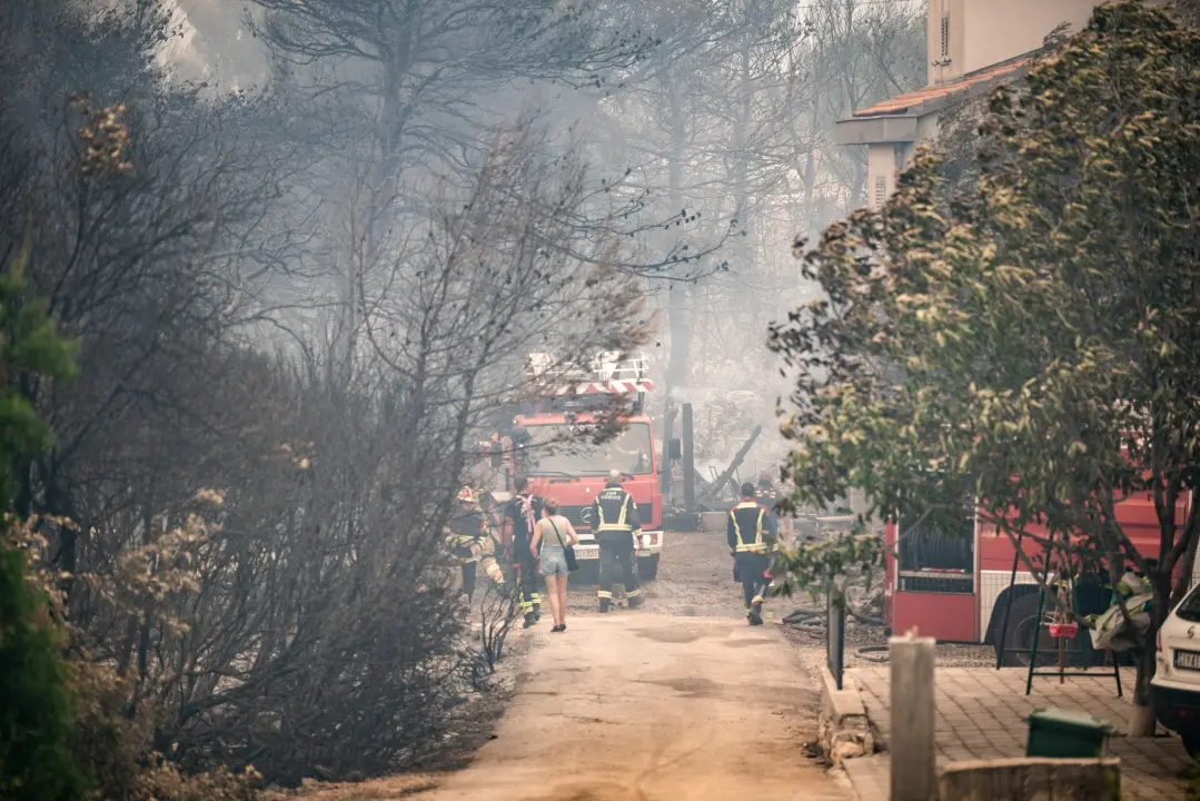 FOTOGALERIJA: Vatrogasci i stanovnici bore se s požarom u Grebaštici