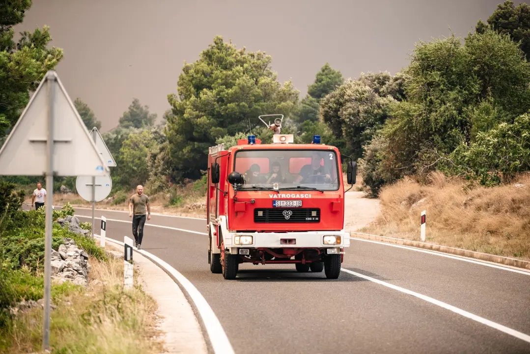 FOTOGALERIJA: Vatrogasci i stanovnici bore se s požarom u Grebaštici
