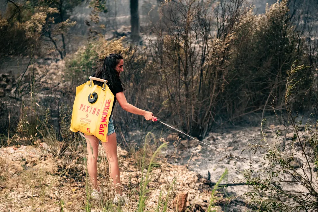 FOTOGALERIJA: Vatrogasci i stanovnici bore se s požarom u Grebaštici