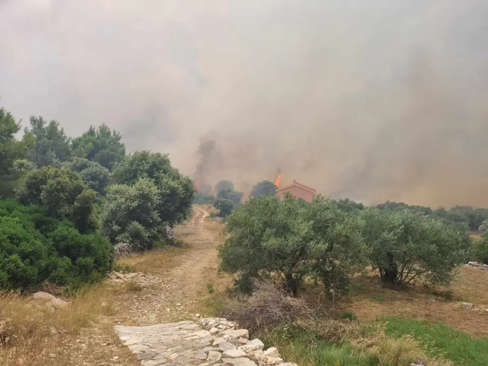 Objekti nisu ugroženi, vatrogasci ostaju na terenu cijelu noć