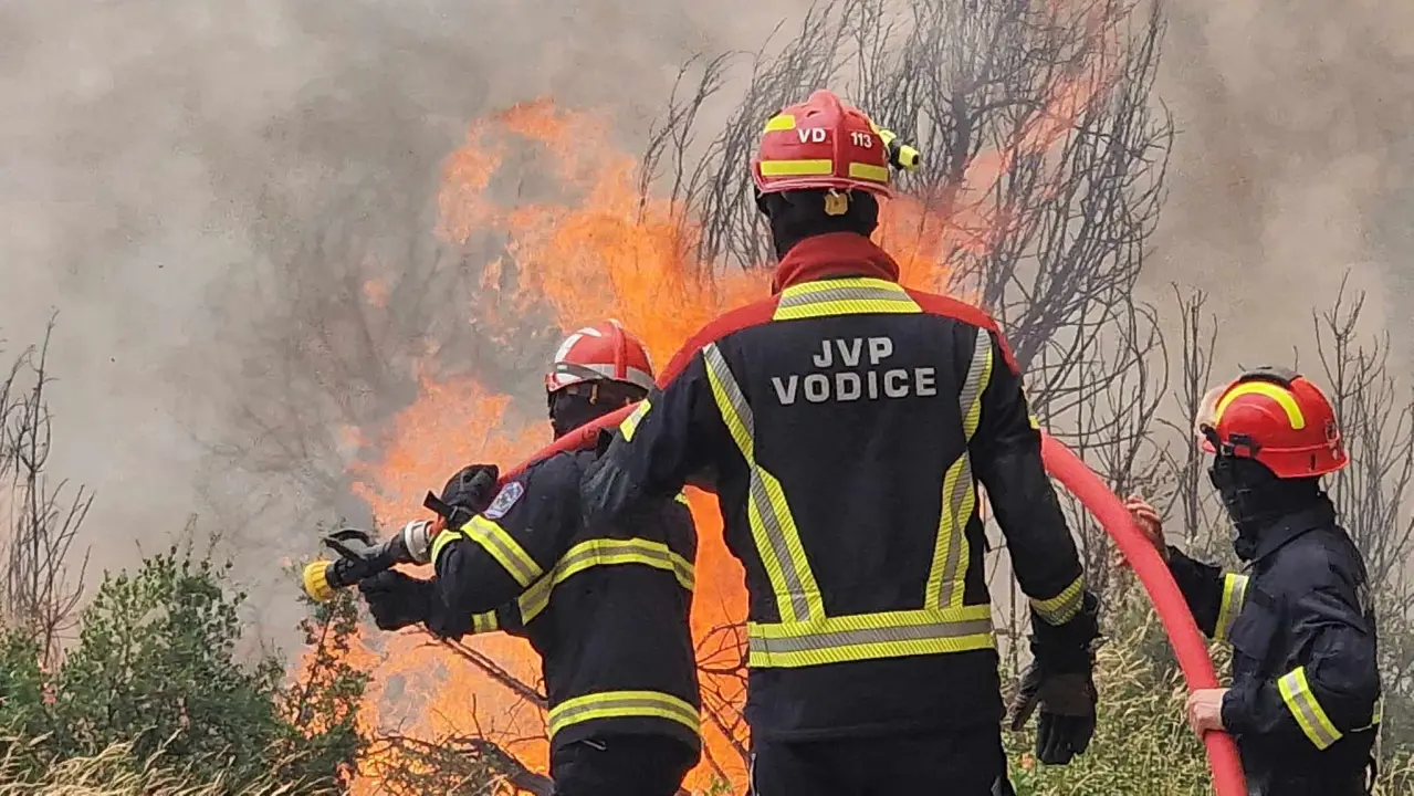 Objekti nisu ugroženi, vatrogasci ostaju na terenu cijelu noć