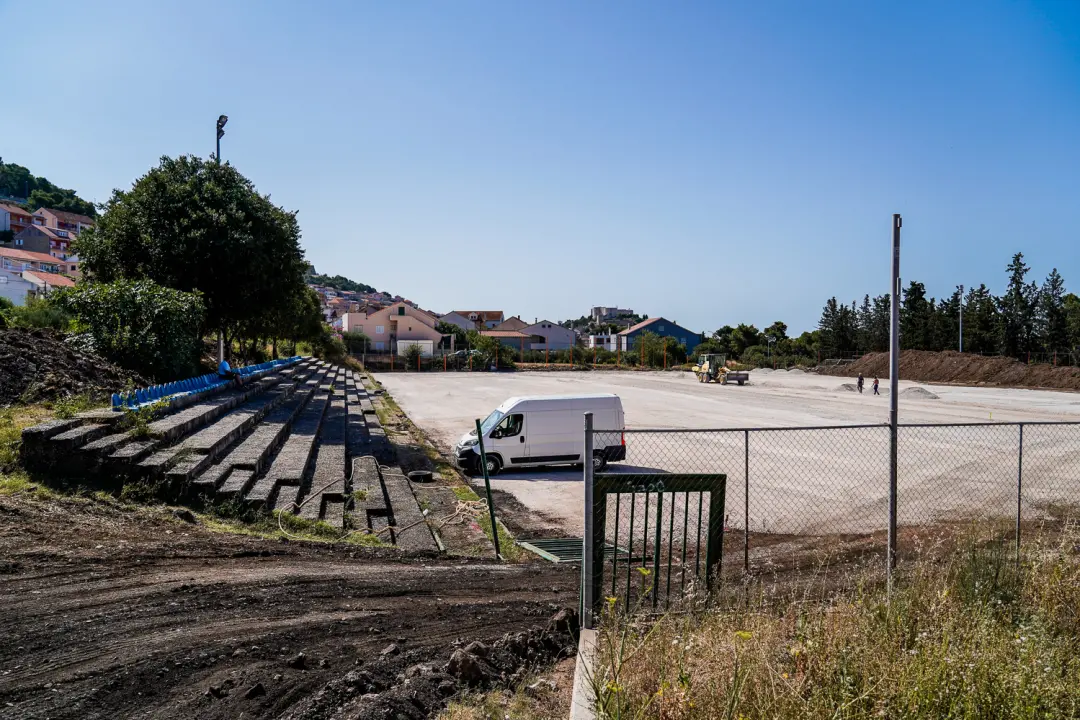 Ljubica gotova do početka listopada: Novi travnjak, drenaža, navodnjavanje, tribina, ograde....