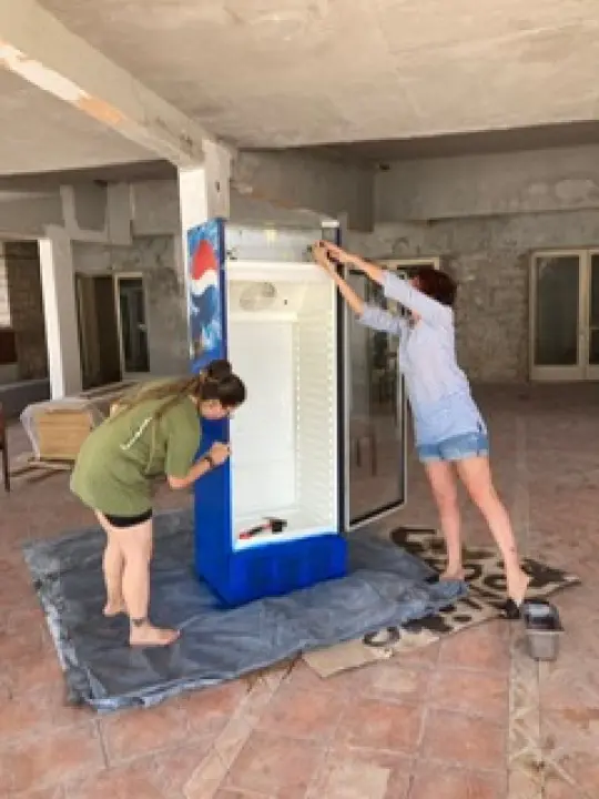 Na Zlarinu u frižiderima čuvaju knjige, a turistima dijele vodič u kojem se šale na vlastiti račun