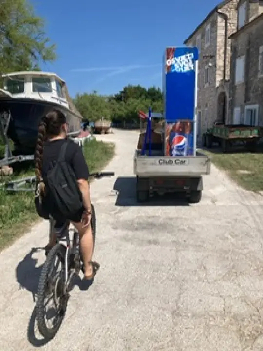 Na Zlarinu u frižiderima čuvaju knjige, a turistima dijele vodič u kojem se šale na vlastiti račun