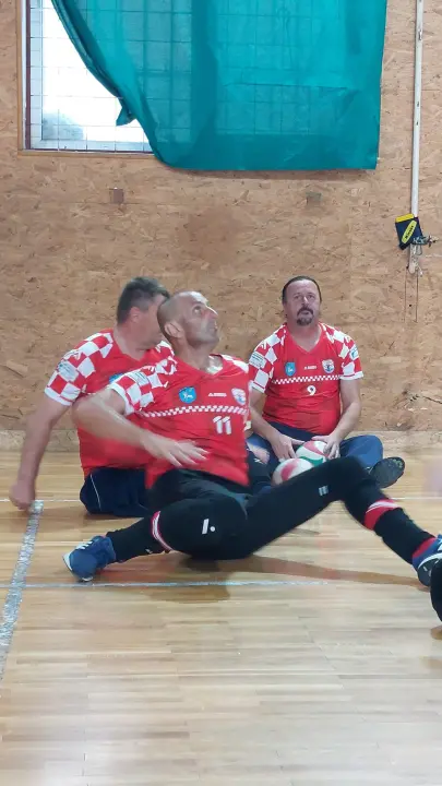 Klub sjedeće odbojke Knin 95 organizirao i osvojio turnir Oluja 95