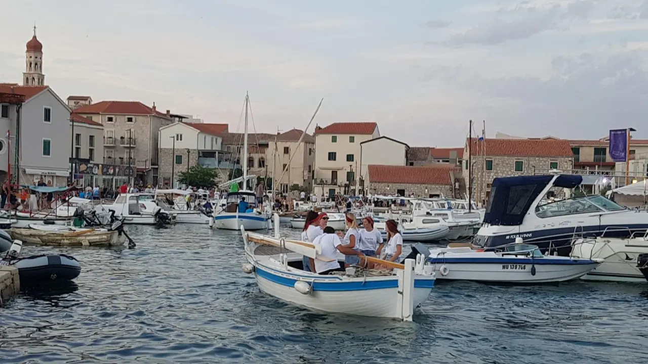 Betinske 'Šinjorine' primile se vesla i u drvenoj gajeti natječu se na regati: 'Nije baš lagano, ali baka nam je dala pokoji savjet'