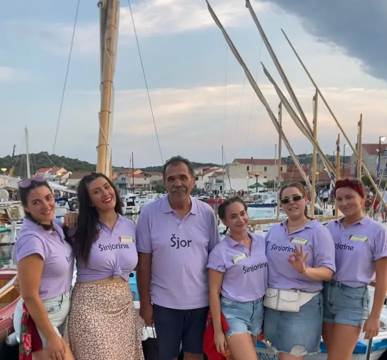 Betinske 'Šinjorine' primile se vesla i u drvenoj gajeti natječu se na regati: 'Nije baš lagano, ali baka nam je dala pokoji savjet'