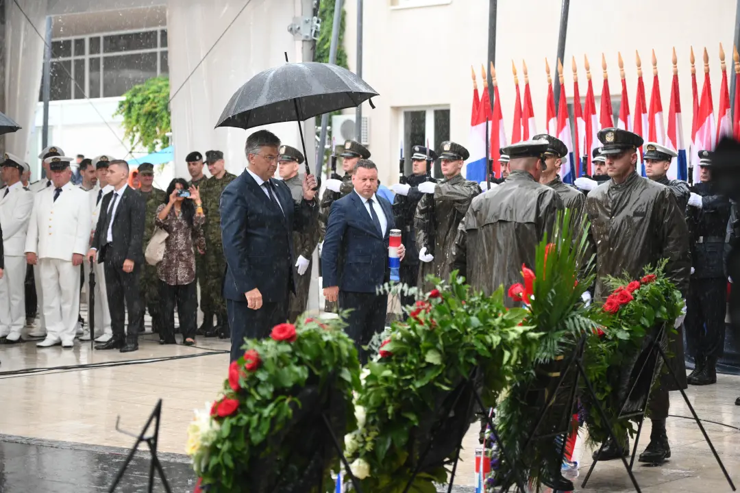U Kninu položeni vijenci za poginule branitelje u Oluji
