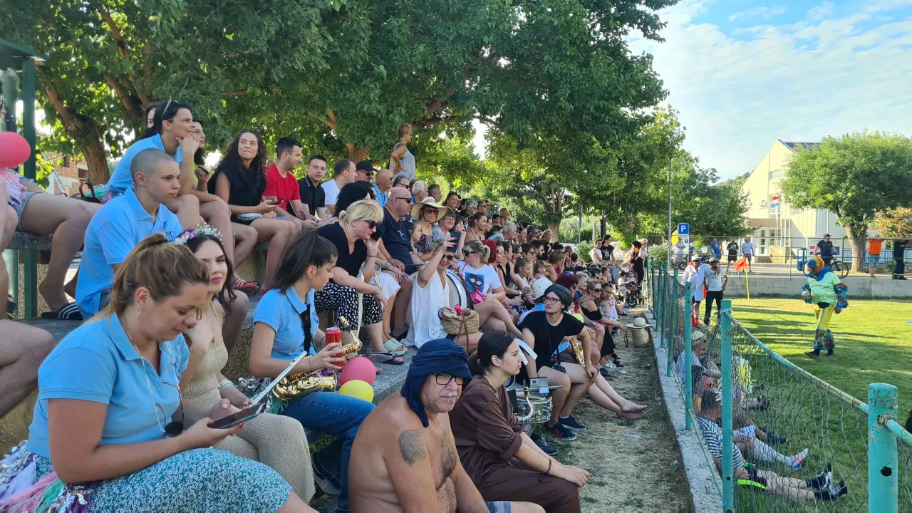 Stari i mladi u Skradinu navukli kostime i odmjerili snage na nogometnom terenu