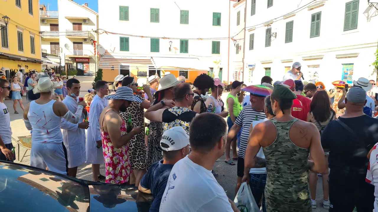 Stari i mladi u Skradinu navukli kostime i odmjerili snage na nogometnom terenu